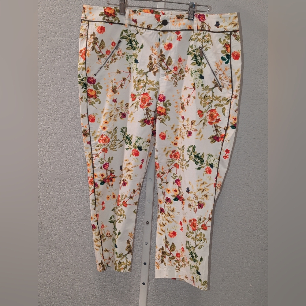 Disney Alice Through The Looking Glass Size 14 White Floral Capris Pants